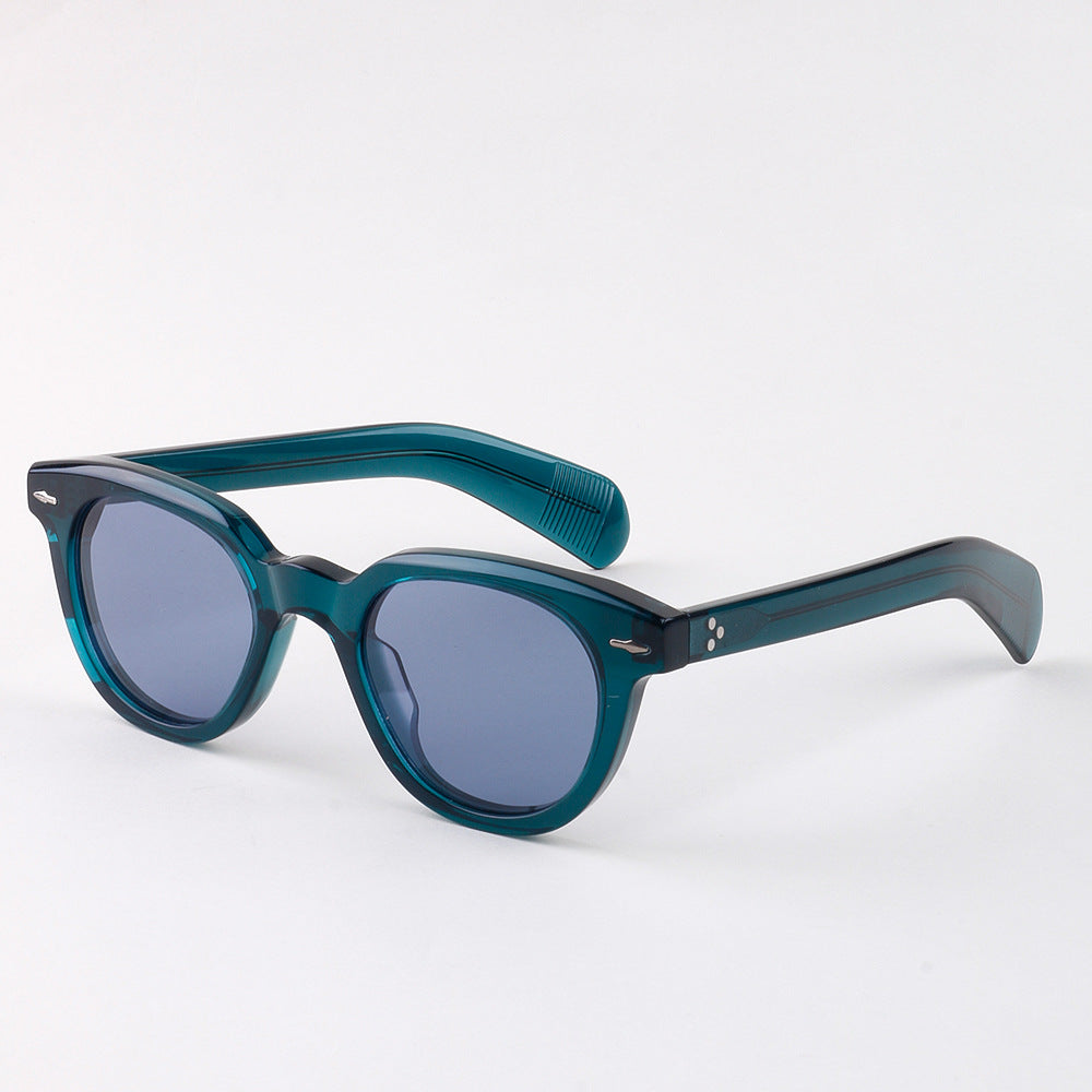 Dame solbrille i elegant, feminin design med høyverdig plastramme Luvikno