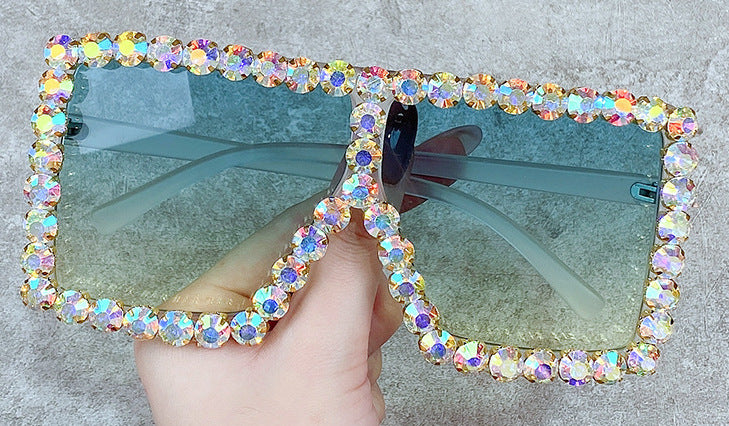 Dame moteriktig solbrille med strassdekorsjon Luvikno