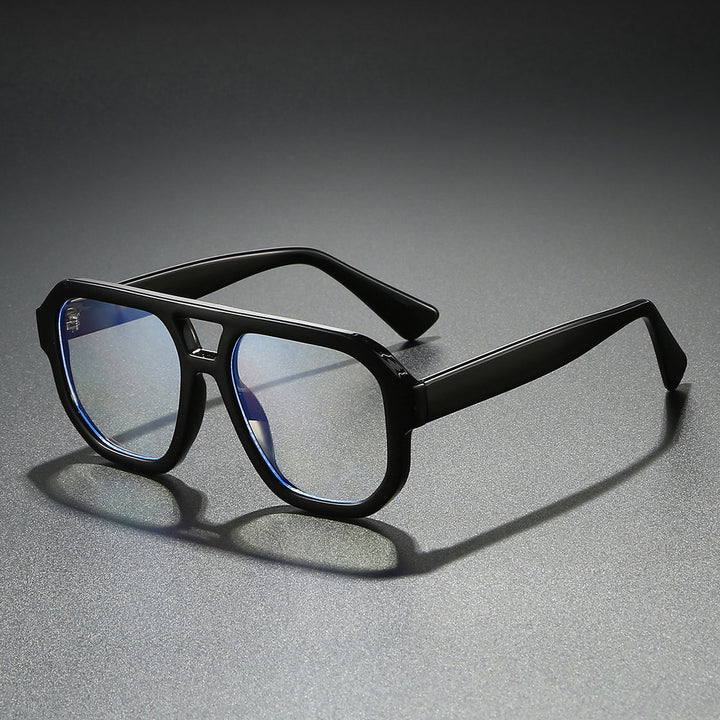 Dame solbrille i moderne urban design med bred kant Luvikno