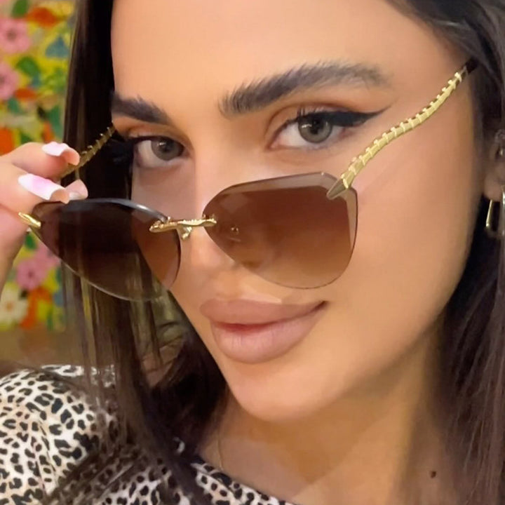 Dame Cat-Eye solbriller med unikt gullrammedesign og beskyttende linser Luvikno