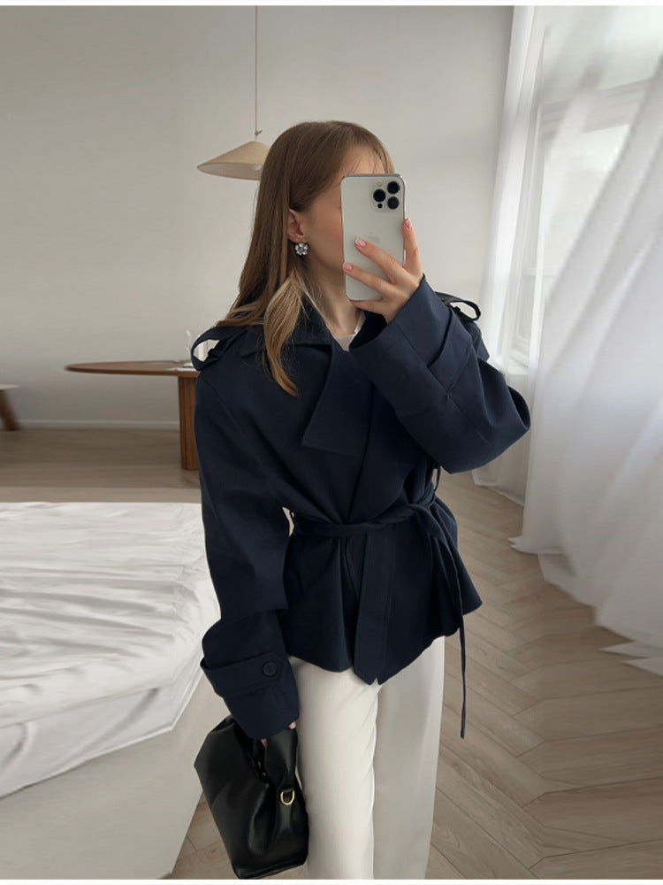 Luvik | Naisille Modisk Trenssitakki sisäänleikkauksilla ja vyöllä