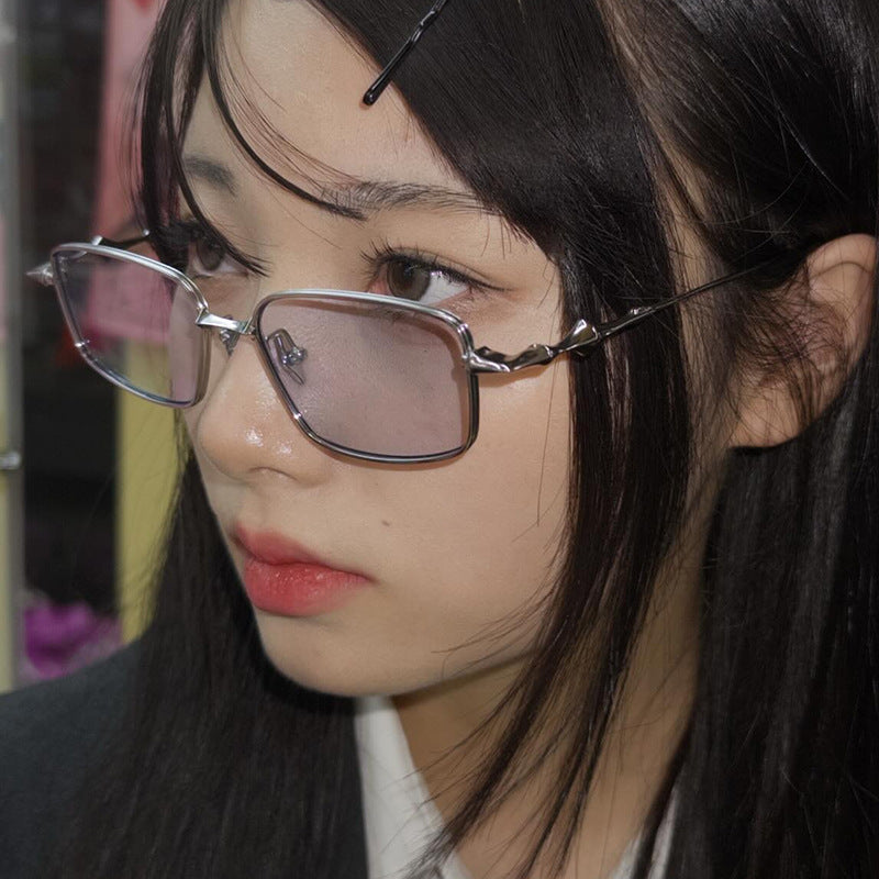 Dame moteriktig kvadratisk solbrille i unikt design Luvikno