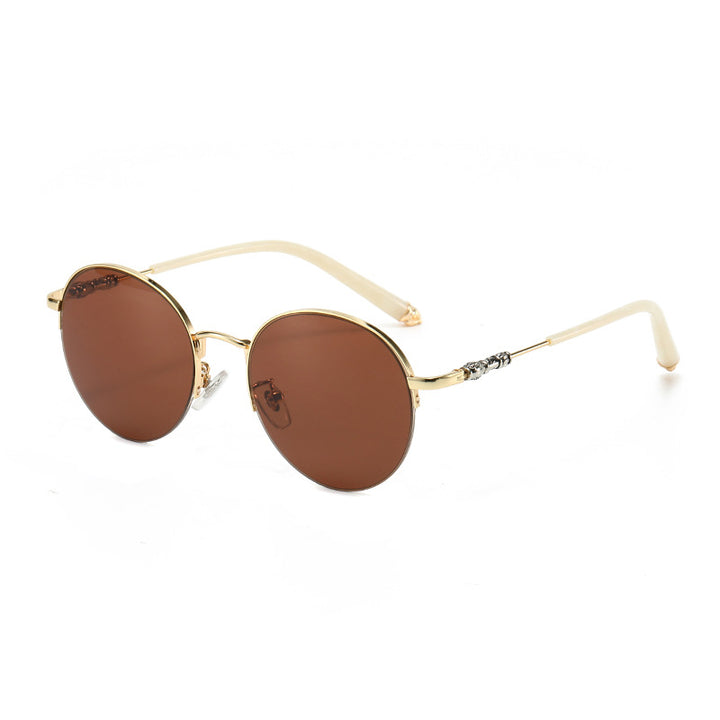 Dame rund solbrille med elegant metallramme og komfortable nesepads Luvikno
