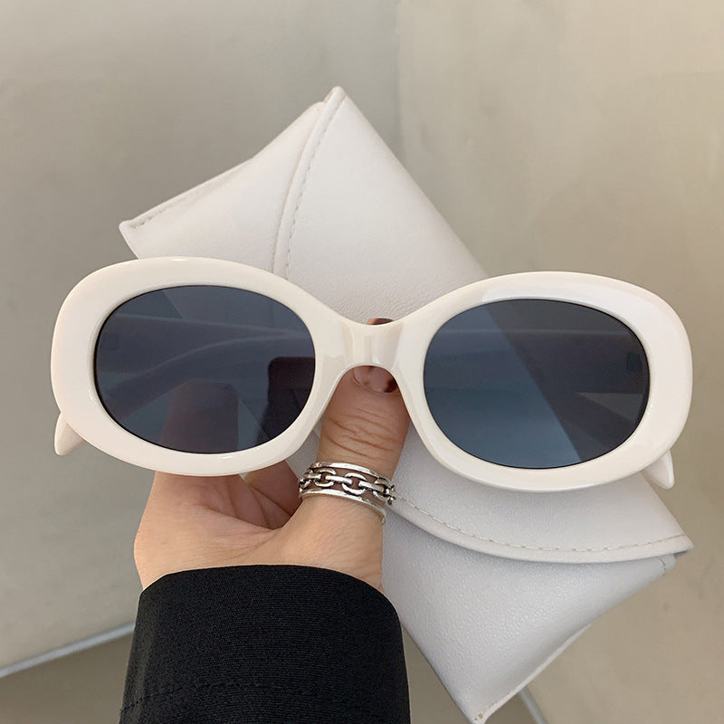 Dame moteriktig solbrille i elegant ovalt design med robust ramme Luvikno