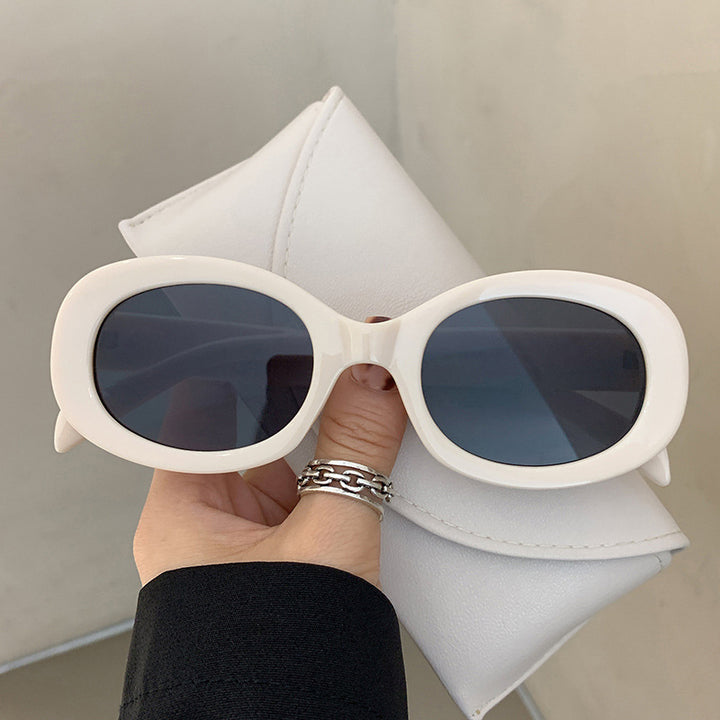 Dame moteriktig solbrille i elegant ovalt design med robust ramme Luvikno