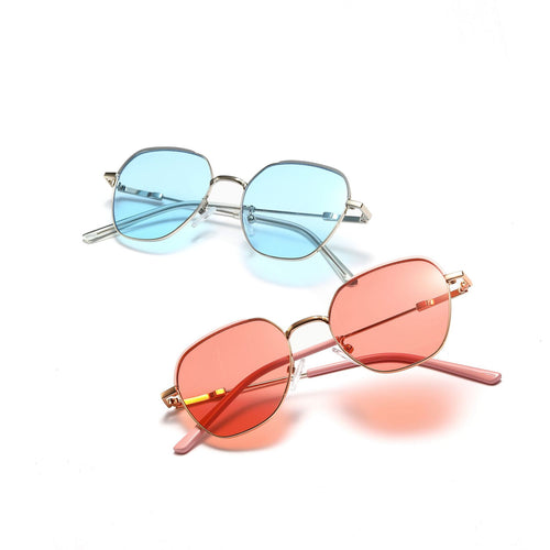 Dame moteriktig solbrille med smal metallramme og blå linser Luvikno
