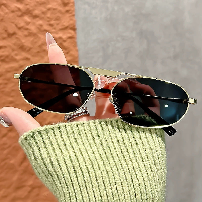 Dame moteriktig solbrille i elegant polygon-design Luvikno