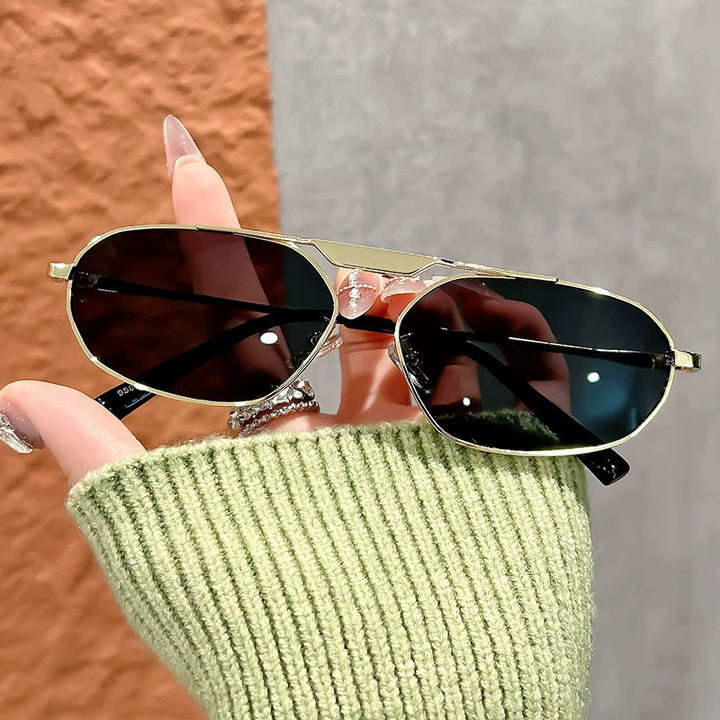 Dame moteriktig solbrille i elegant polygon-design Luvikno