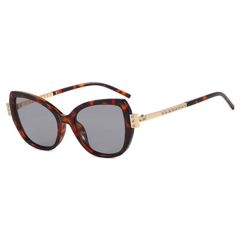 Dame oversized solbrille med beskyttende UV-filter og elegante aksenter Luvikno