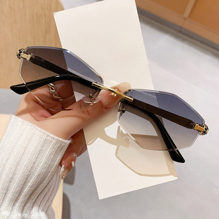 Dame Designer solbrille med heksagonal ramme og gyldne detaljer Luvikno