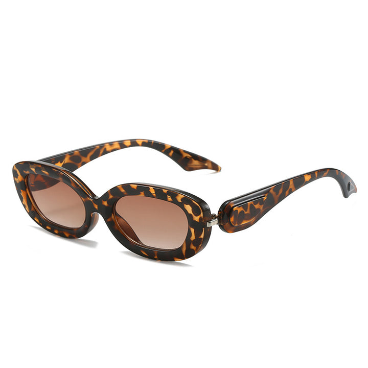 Dame moteriktig solbrille med stilfull, buet ramme Luvikno