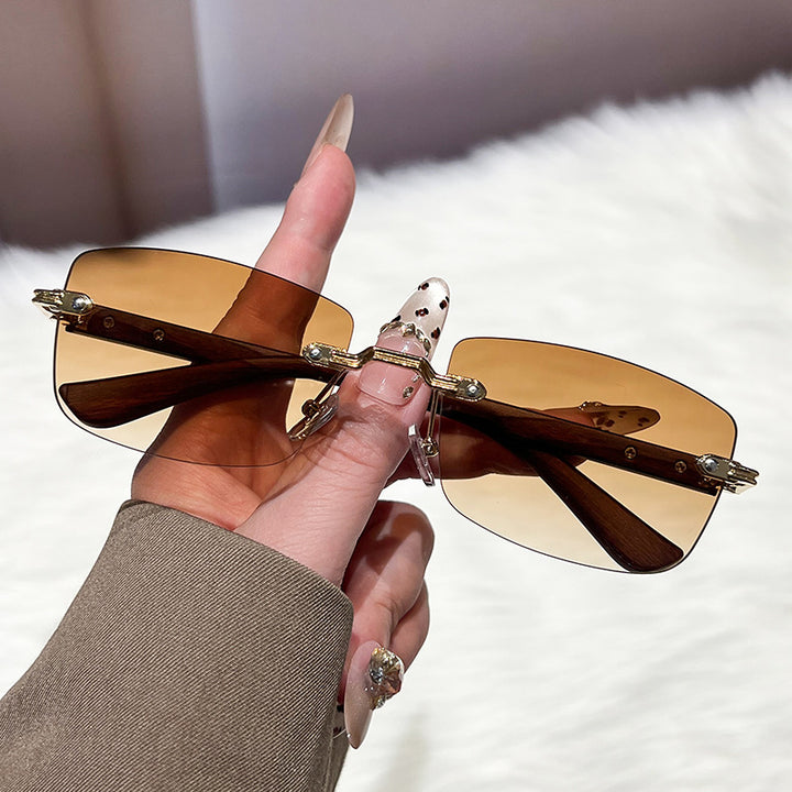 Dame ekstravagant moteriktig solbrille med innovativ ramme Luvikno