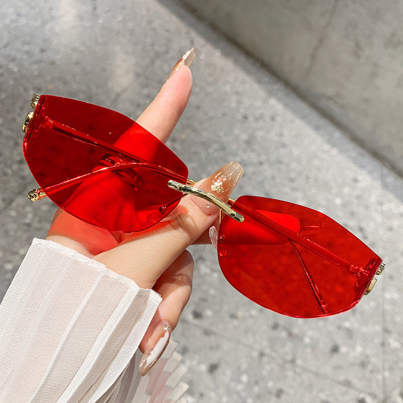 Dame moteriktig solbrille med innovativt sjakkert design Luvikno