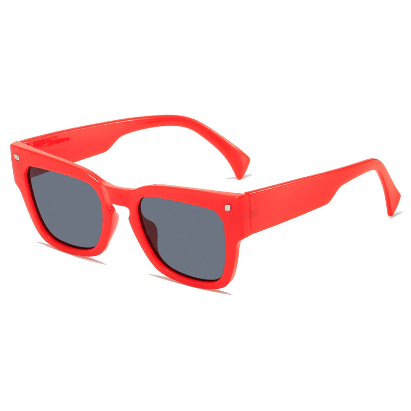 Dame moteriktig solbrille i trendy kvadratisk design Luvikno