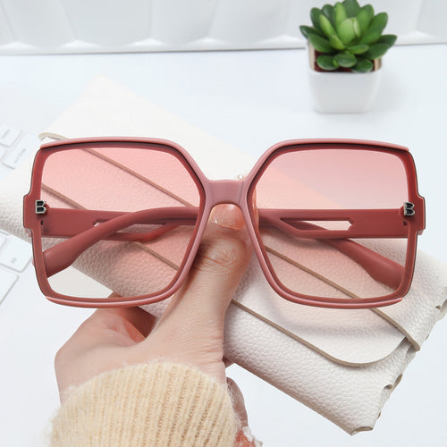 Dame moteriktig oversized solbrille med ekstravagante aksenter Luvikno