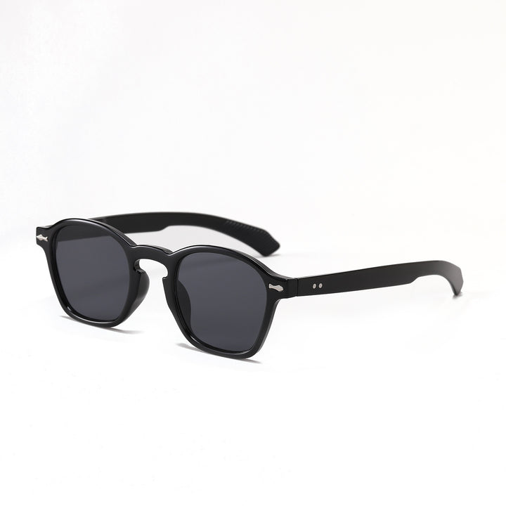 Dame moteriktig solbrille med innovativt design og matt plastikkramme Luvikno