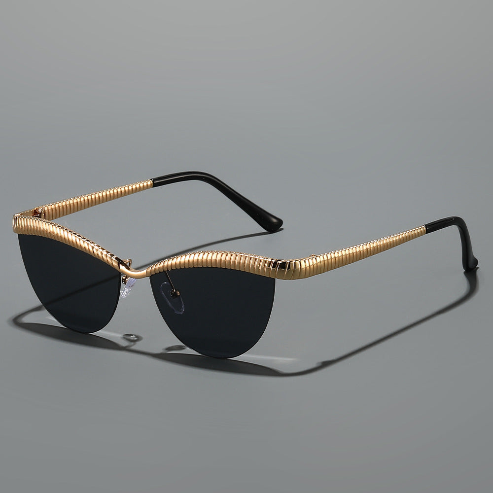 Dame Designer solbrille med unikt, bølget ramme Luvikno