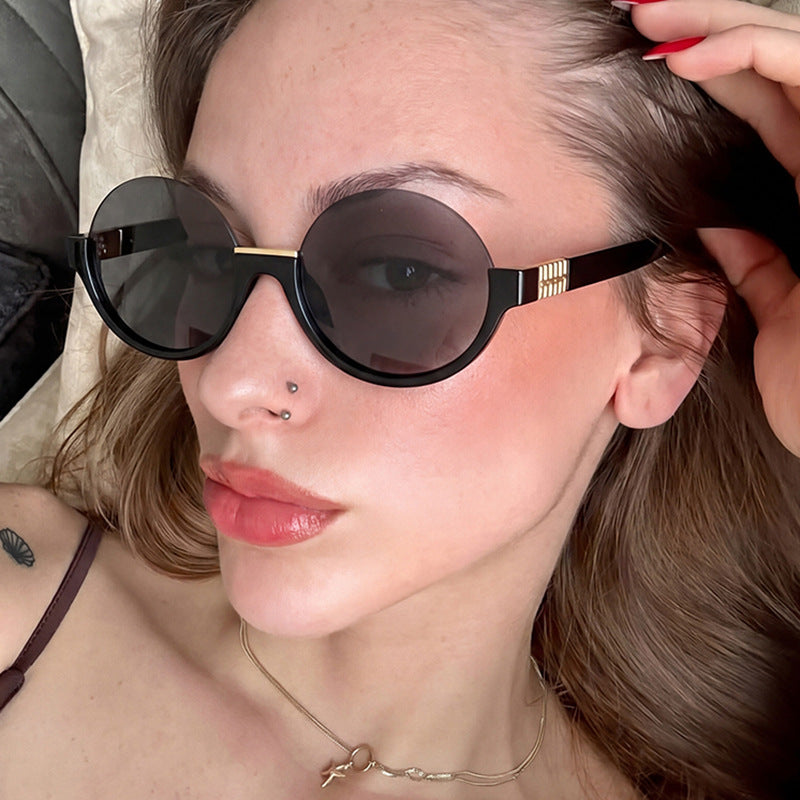 Damer moderne runde solbriller med elegante aksenter og UV-beskyttelse Luvikno