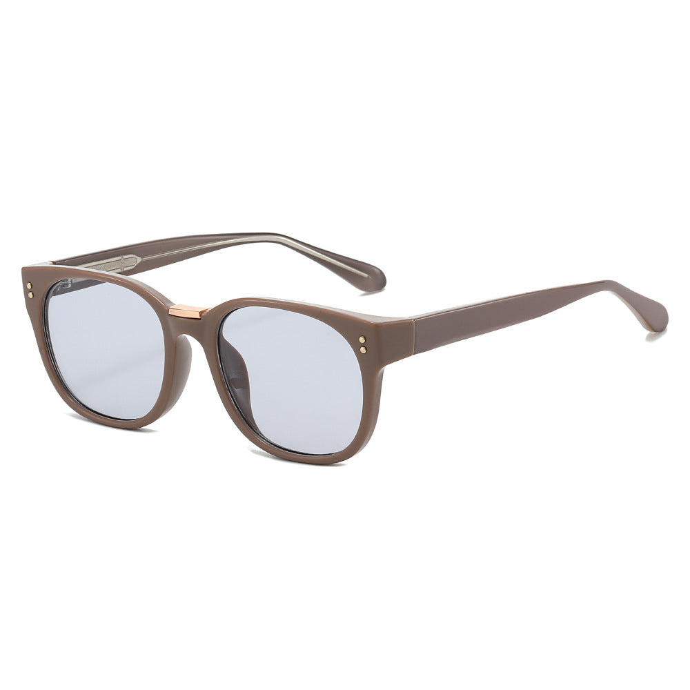 Dame moteriktig solbrille med gjennomsiktig ramme og elegante detaljer Luvikno