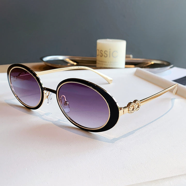 Dame moteriktig solbrille med stilfullt oseanisk design Luvikno