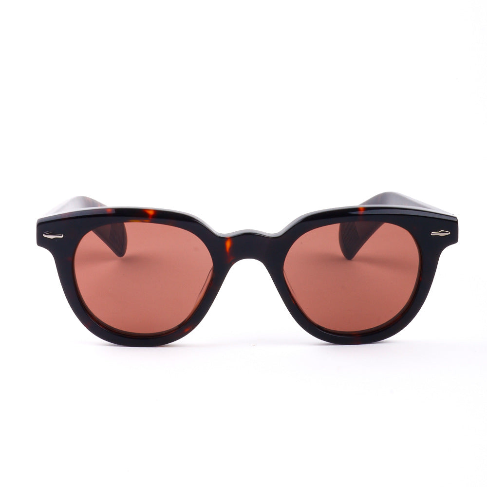 Dame solbrille i elegant, feminin design med høyverdig plastramme Luvikno