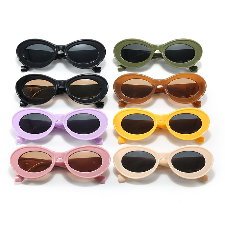 Dame moteriktig solbrille med oval ramme og gullapplikasjoner Luvikno