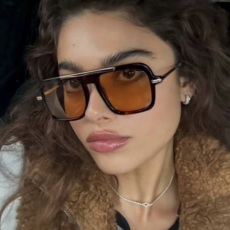 Dame kvadratisk solbrille med luksuriøs metallramme og robuste glass Luvikno