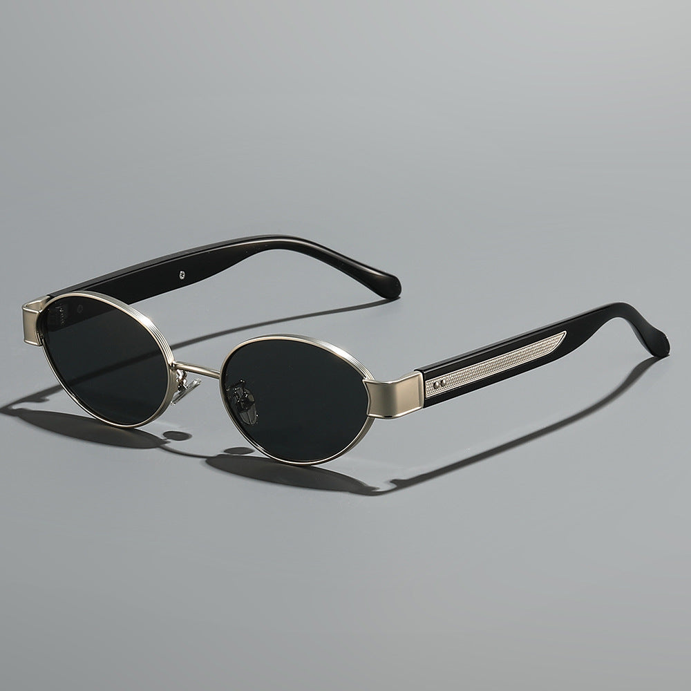 Dame solbrille i moderne, ovale ramme med harmonisk fargekombinasjon Luvikno
