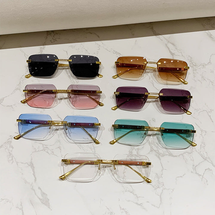 Dame moteriktig rektangulær solbrille med edle metallkanter Luvikno