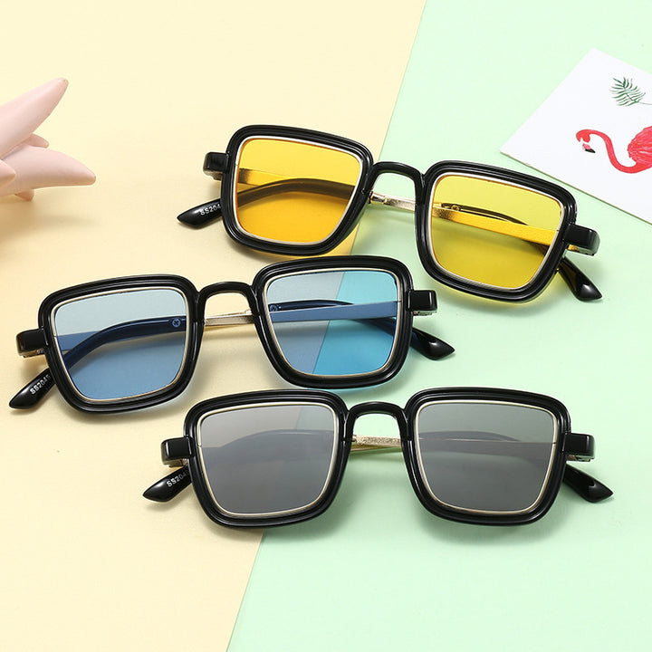 Dame firkantet solbrille med gjennomsiktig ramme og gyldne detaljer Luvikno