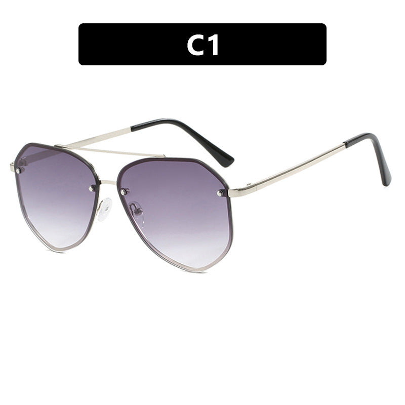 Dame geometrisk solbrille med filigran ramme Luvikno