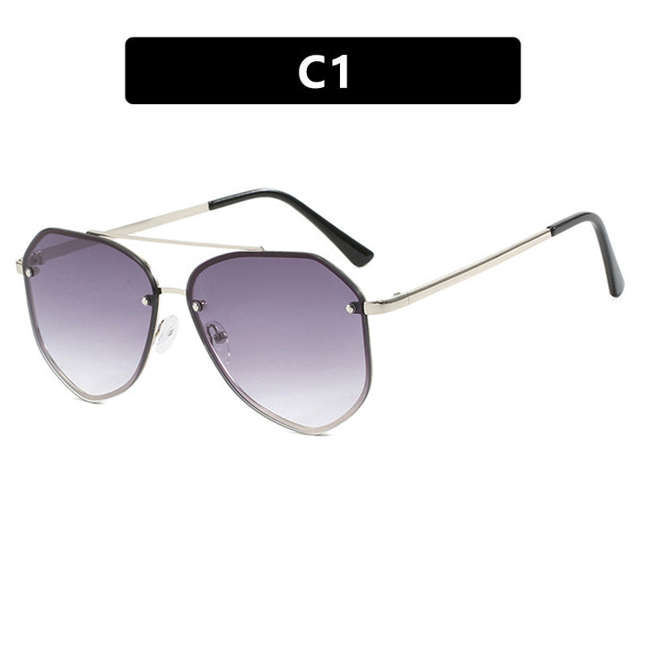 Dame geometrisk solbrille med filigran ramme Luvikno