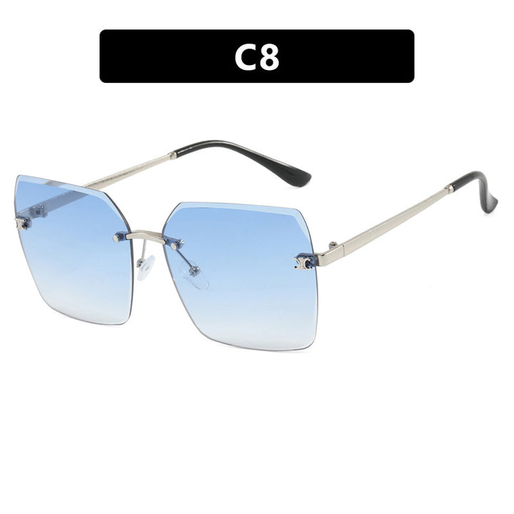Dame firkantet solbrille i moderne design med filigran metallramme Luvikno