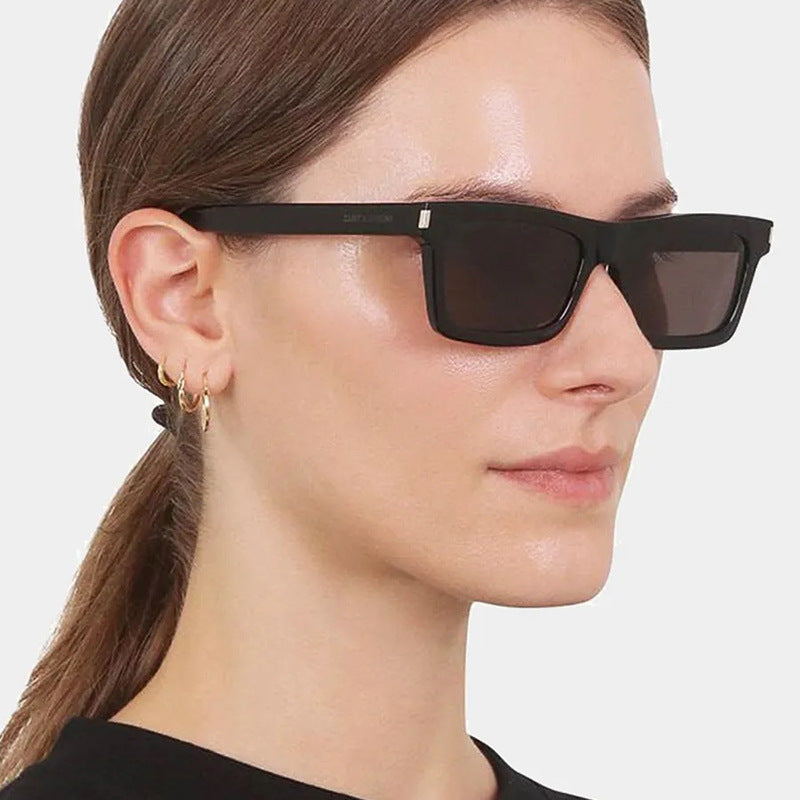 Dame kvadratisk solbrille med transparente linser og stillegant design Luvikno