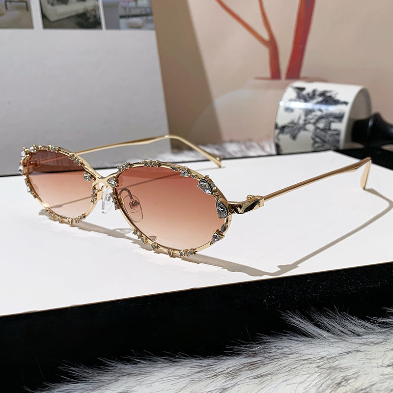 Dame eksklusiv solbrille med glitrende strass-dekor og elegant metallramme Luvikno