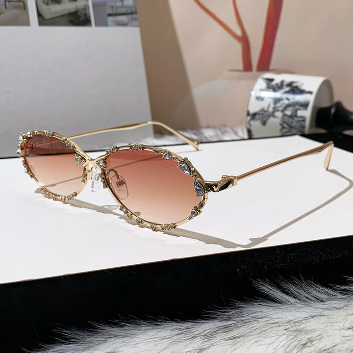 Dame eksklusiv solbrille med glitrende strass-dekor og elegant metallramme Luvikno