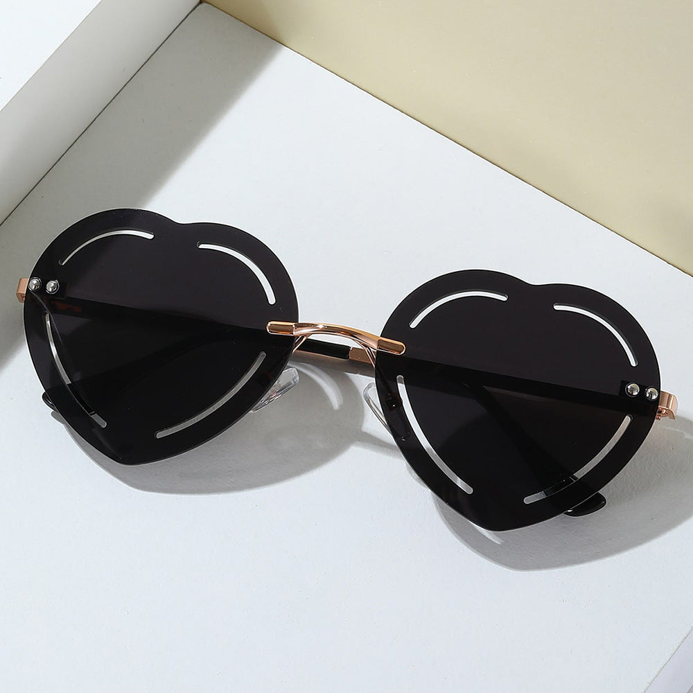 Damer hjerteformet solbrille med stilfull metallramme Luvikno