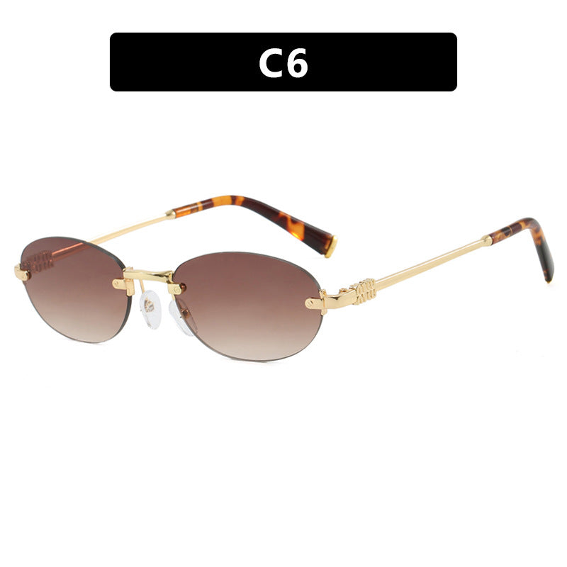 Dame moterimessig solbrille med oval ramme og elegante aksenter Luvikno