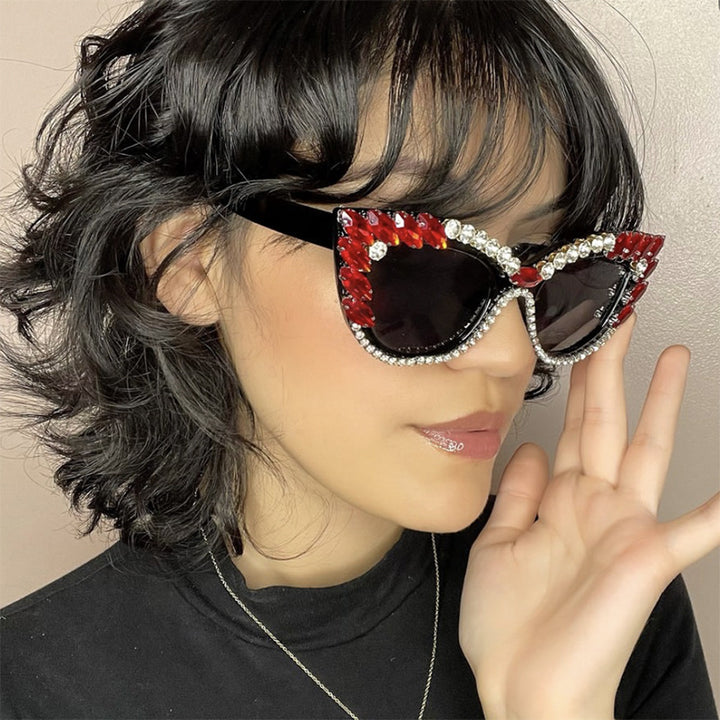 Damer ekstravagante Cat-Eye solbriller med glitrende rhinestones Luvikno
