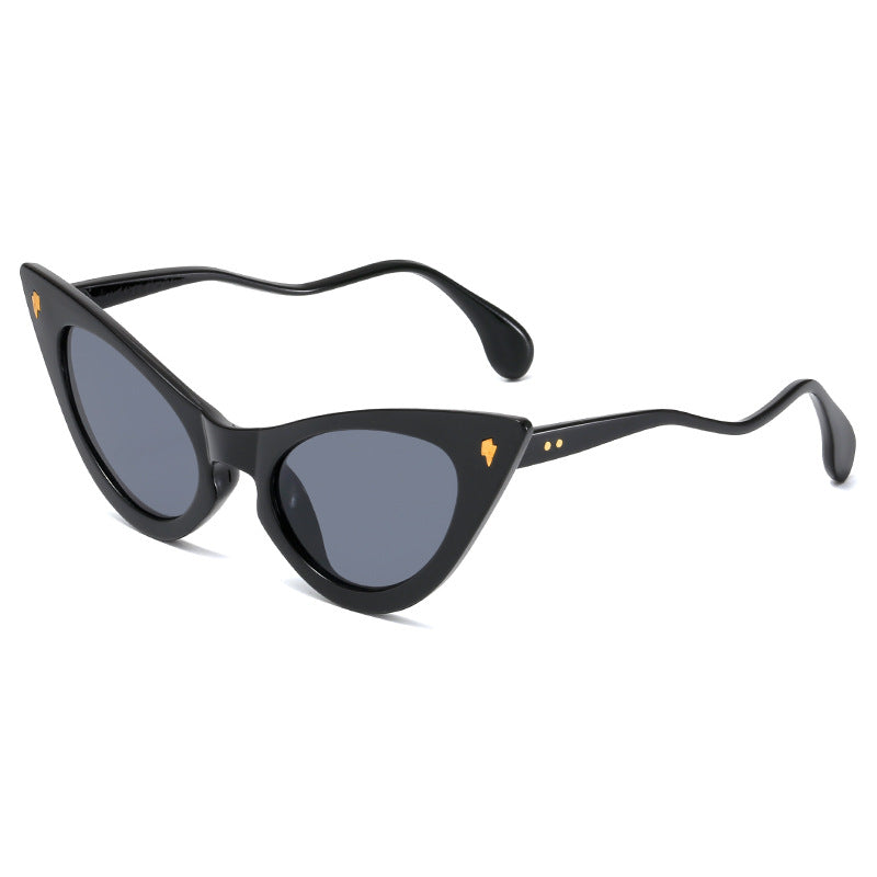 Dame Cat-Eye solbriller med speilte linser og elegant detalj Luvikno