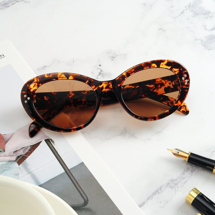 Dame moteriktig oversized solbrille med elegant ramme Luvikno