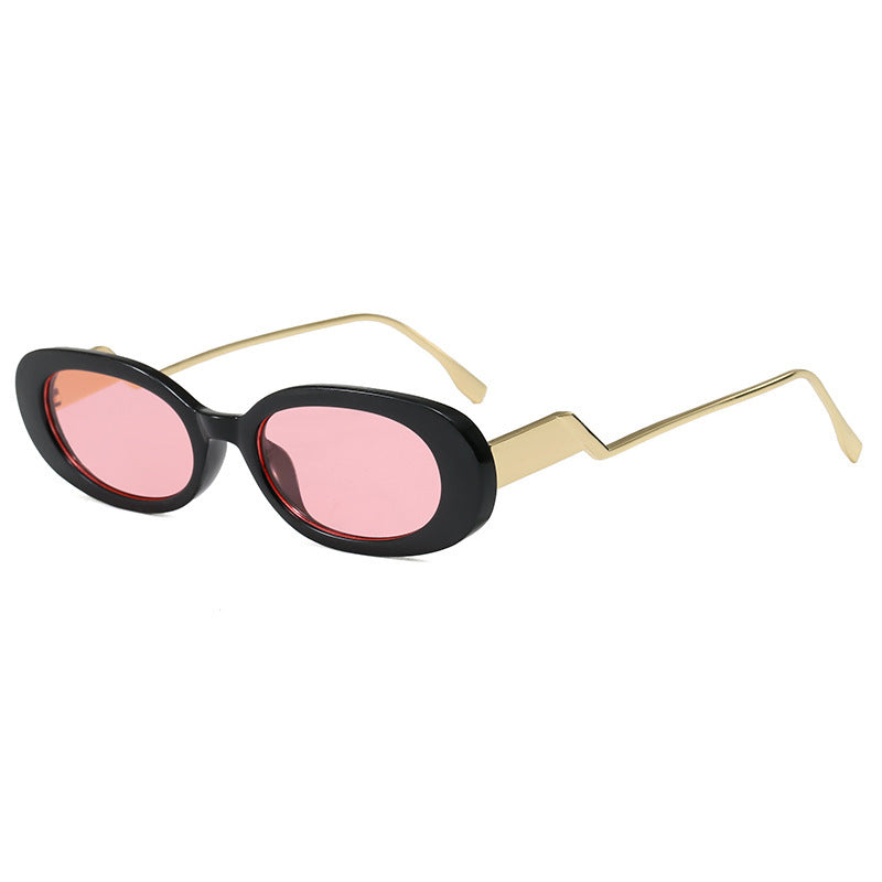 Dame retro-inspirert solbrille med moderne design og markant ramme Luvikno