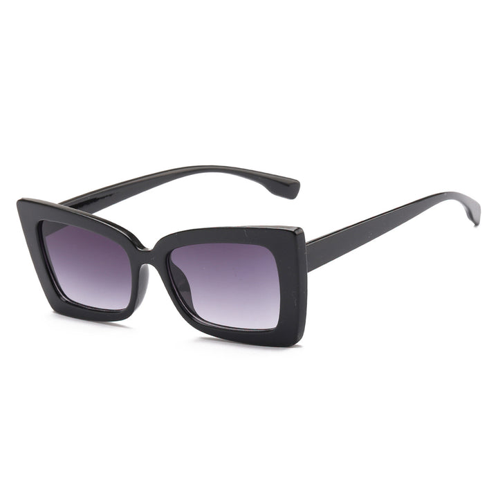 Dame moteriktig solbrille med bred ramme og markant design Luvikno