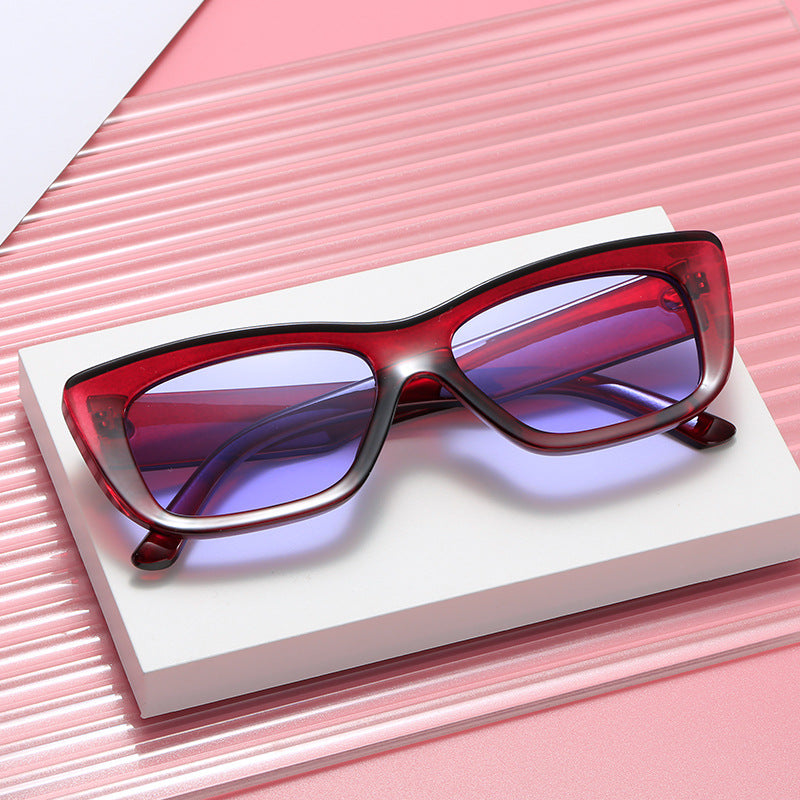 Dame moteriktig solbrille med rektangulært ramme Luvikno