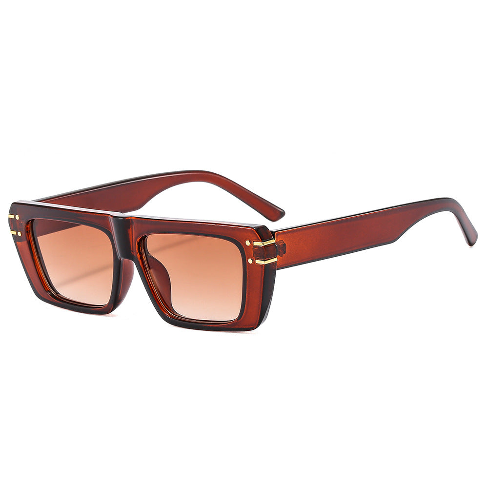 Dame moteriktig kvadratisk solbrille med glitrende akenter Luvikno
