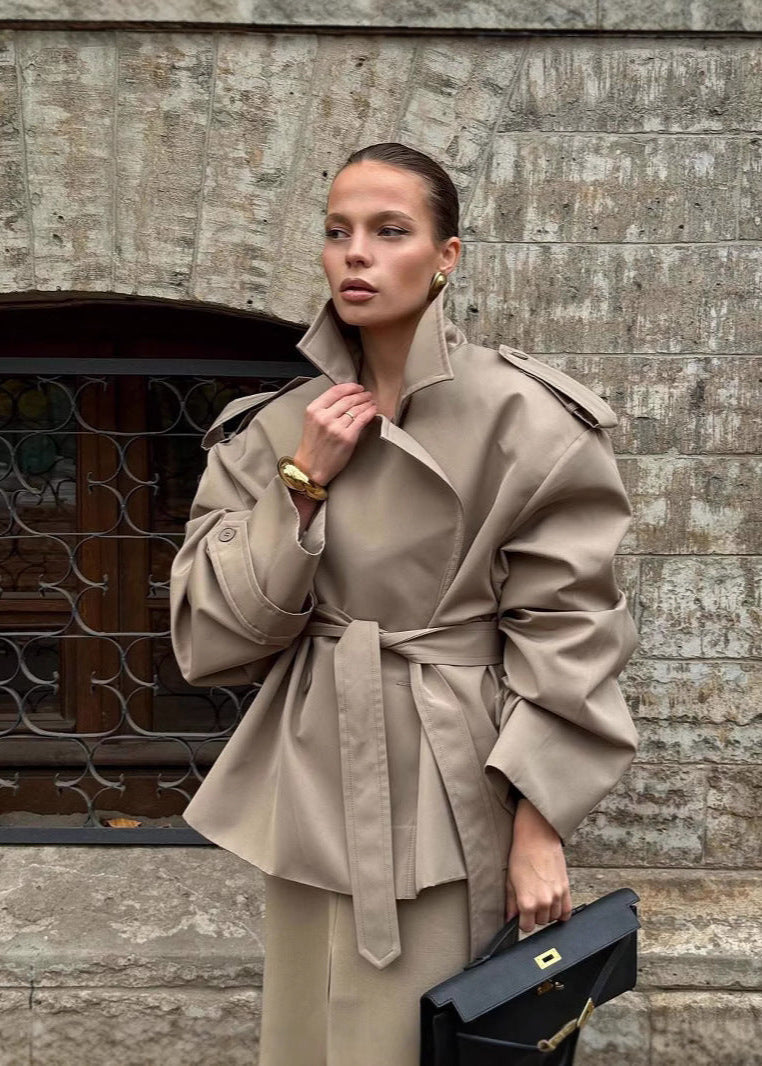 Luvik | Hofteskåret trenchcoat