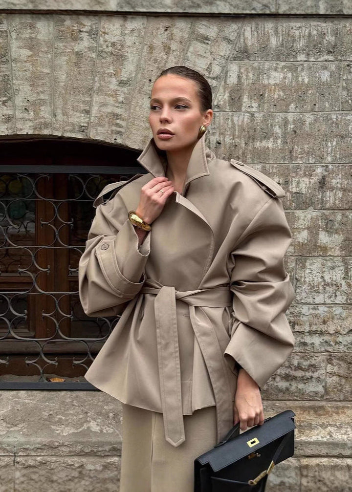 Luvik | Hofteskåret trenchcoat