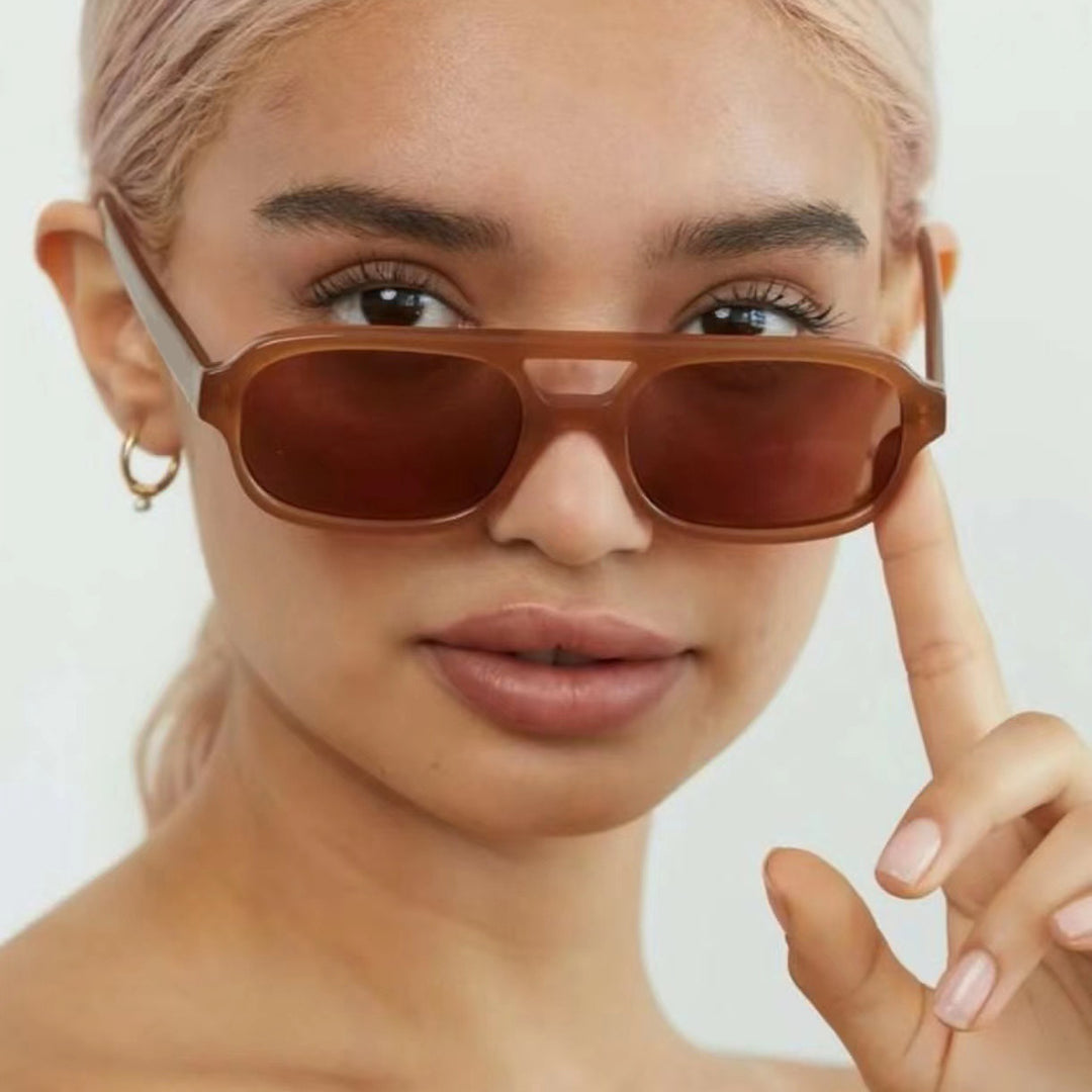 Dame moteriktig kvadratisk solbrille laget av transparent plast Luvikno