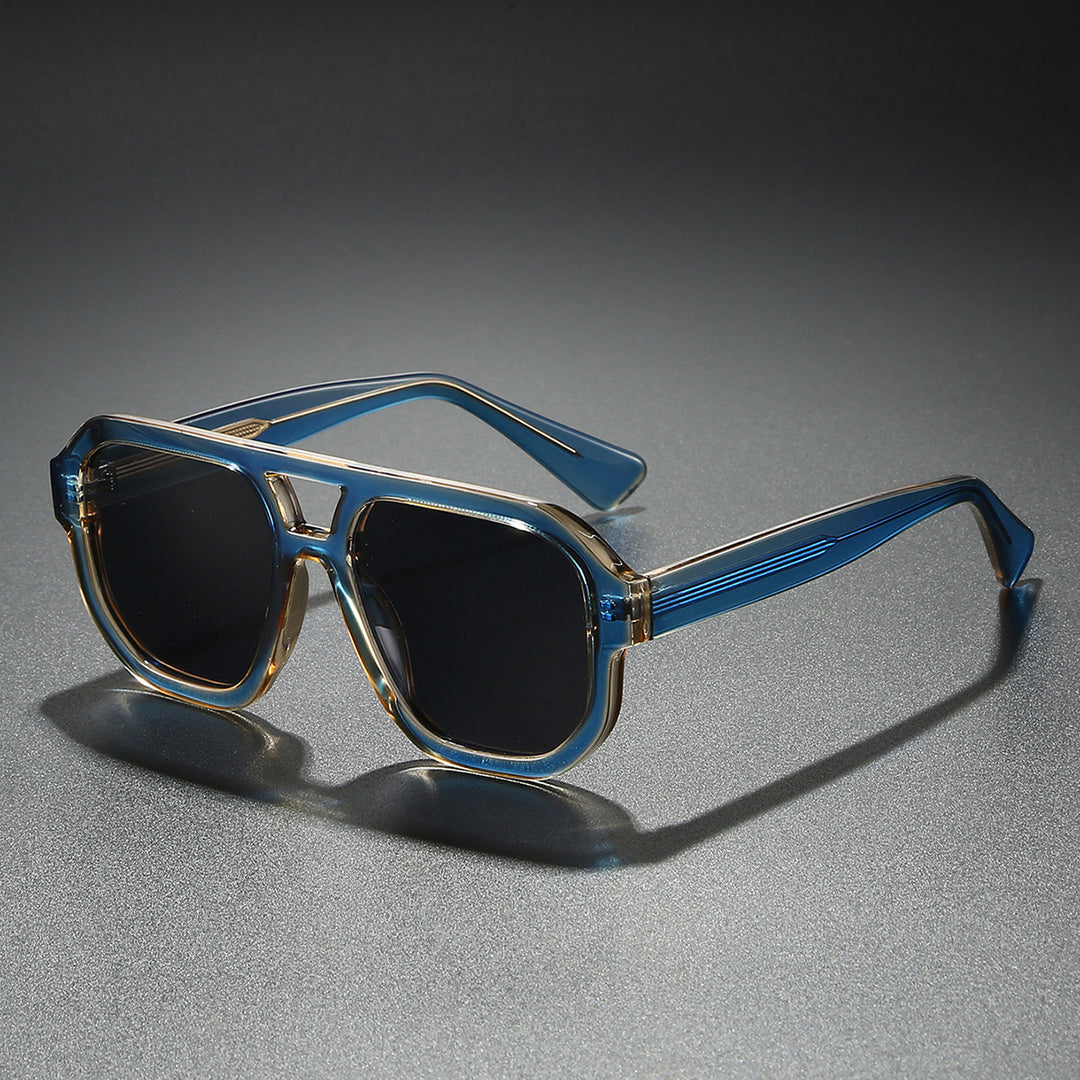 Dame solbrille i moderne urban design med bred kant Luvikno