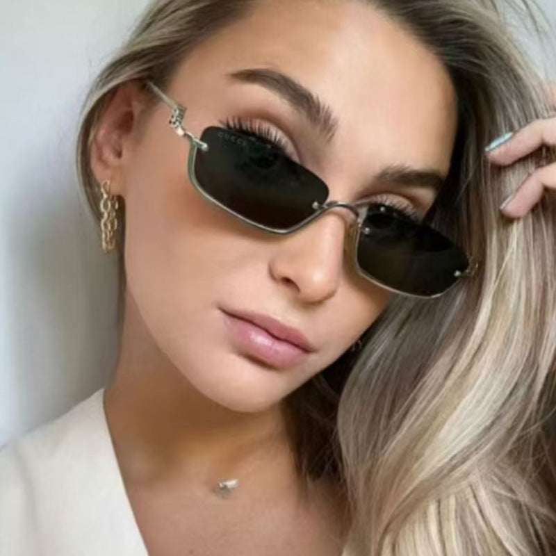 Dame firkantet solbrille med elegant metallramme Luvikno